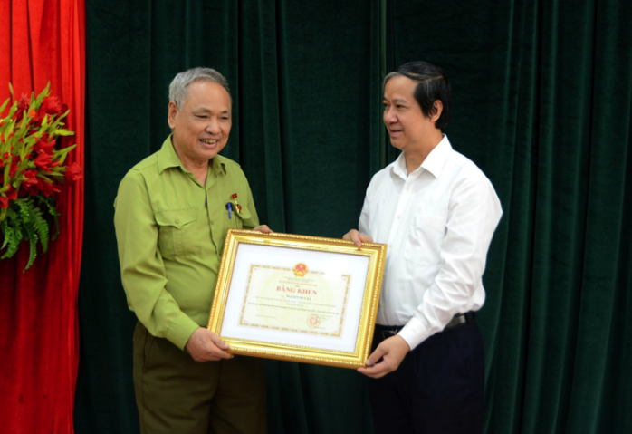 Bộ trưởng Bộ GD-ĐT Nguyễn Kim Sơn tặng bằng khen cho thí sinh 82 tuổi vừa đỗ tốt nghiệp - Ảnh 1.