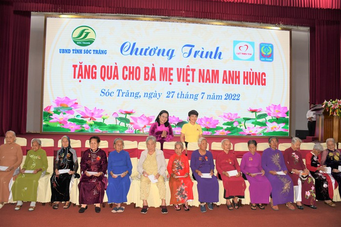 Sóc Trăng họp mặt kỷ niệm 75 năm ngày Thương binh - Liệt sĩ - Ảnh 1.