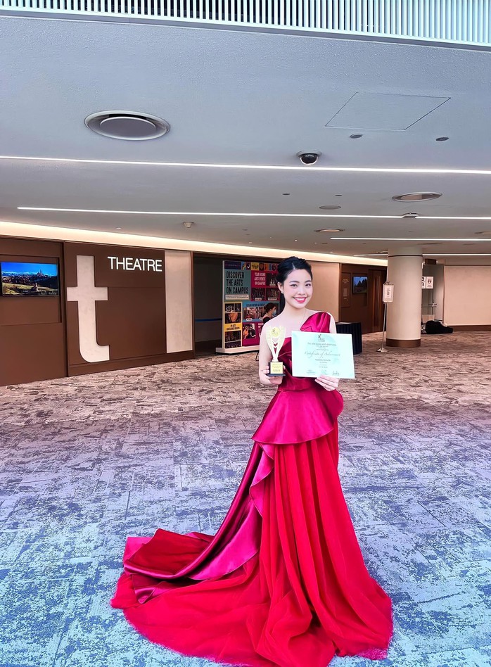 Thuỳ Văn đoạt giải vàng cuộc thi Asia Arts Festival 2022 lần thứ 9 - Ảnh 1. Thuỳ Văn đoạt giải vàng cuộc thi Asia Arts Festival 2022 lần thứ 9 - Ảnh 1.