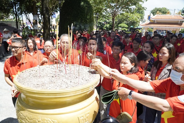 Báo Người Lao Động dâng hoa, dâng hương Anh hùng liệt sĩ Võ Thị Sáu - Ảnh 2.