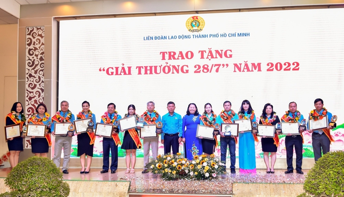 KỶ NIỆM 93 NĂM NGÀY THÀNH LẬP CÔNG ĐOÀN VIỆT NAM: Liên đoàn Lao động TP HCM tôn vinh 13 thủ lĩnh Công đoàn cơ sở xuất sắc - Ảnh 7.