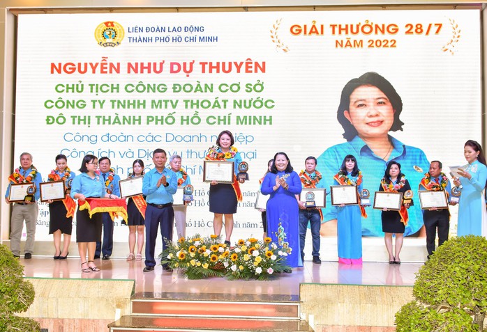 KỶ NIỆM 93 NĂM NGÀY THÀNH LẬP CÔNG ĐOÀN VIỆT NAM: Liên đoàn Lao động TP HCM tôn vinh 13 thủ lĩnh Công đoàn cơ sở xuất sắc - Ảnh 6.