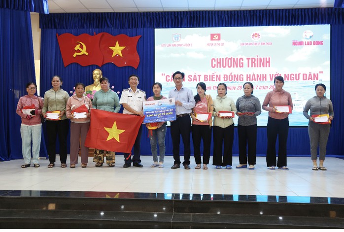 Trao tặng 2.000 lá cờ Tổ quốc cho ngư dân đảo Phú Quý - Ảnh 1.