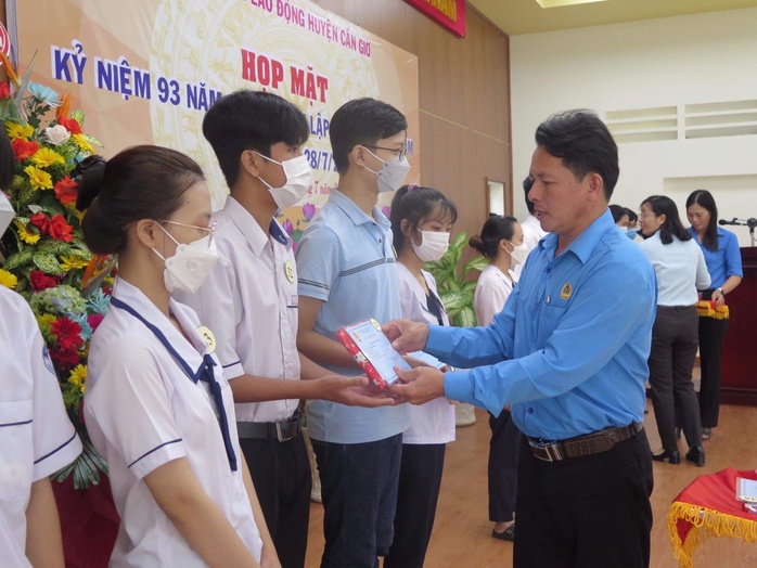 KỶ NIỆM 93 NĂM NGÀY THÀNH LẬP CÔNG ĐOÀN VIỆT NAM: Liên đoàn Lao động TP HCM tôn vinh 13 thủ lĩnh Công đoàn cơ sở xuất sắc - Ảnh 9.