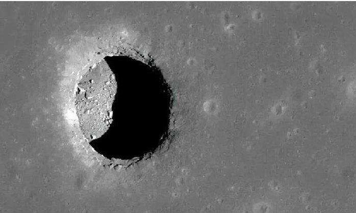 NASA chụp được hang động ngoài Trái Đất con người sống được - Ảnh 1.