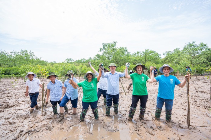 Trợ lý Tổng Thư ký Liên Hiệp Quốc lội bùn trồng rừng tại Thanh Hóa - Ảnh 7.