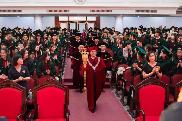 Giám đốc ĐH Quốc gia Hà Nội lên tiếng vụ Hiệu trưởng cầm quyền trượng tại lễ trao bằng tốt nghiệp - Ảnh 1.