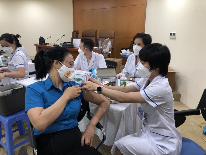 Tổng LĐLĐ Việt Nam kêu gọi công nhân, viên chức, lao động cả nước tiêm vắc-xin ngừa Covid-19 - Ảnh 1.