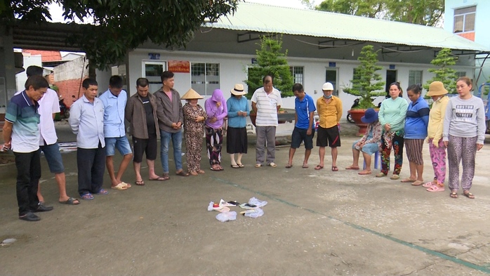 Công an vây bắt 8 bà cùng 9 ông đang sát phạt trên chiếu bạc - Ảnh 1.