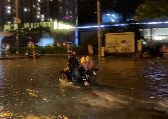 CLIP: Hà Nội trời tối đen, gió lốc ào ào, mưa như trút vào giờ cao điểm tan tầm - Ảnh 28.