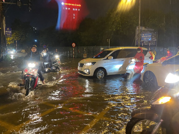 CLIP: Hà Nội trời tối đen, gió lốc ào ào, mưa như trút vào giờ cao điểm tan tầm - Ảnh 38.