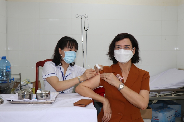 Phó Chủ tịch UBND tỉnh Bình Phước tiêm vắc-xin mũi 4 - Ảnh 1.