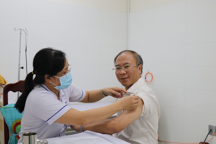 Phó Chủ tịch UBND tỉnh Bình Phước tiêm vắc-xin mũi 4 - Ảnh 2.