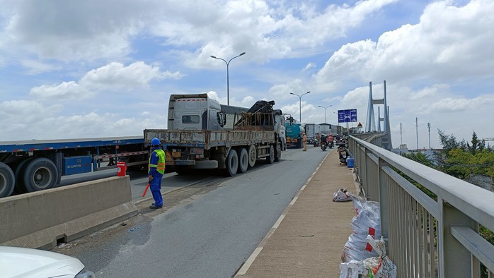 TP HCM: Hạn chế ôtô, xe máy qua cầu Phú Mỹ - Ảnh 2.