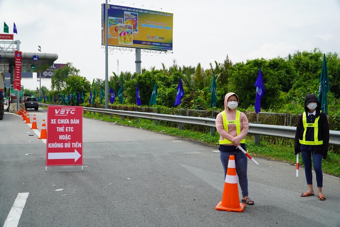 Ngày đầu thu phí không dừng ở cao tốc Long Thành- Dầu Giây: Đầu giờ ùn ứ, về sau thông thoáng - Ảnh 5.