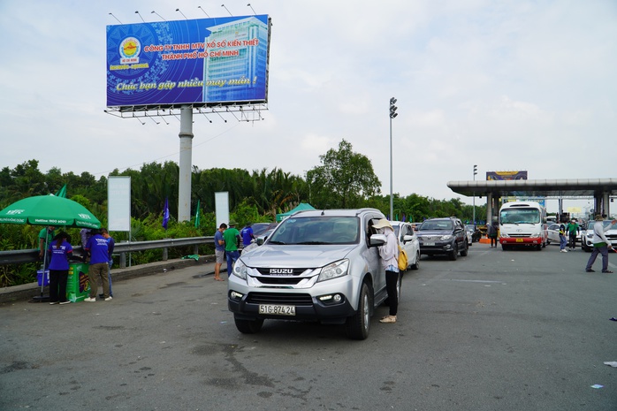 Ngày đầu thu phí không dừng ở cao tốc Long Thành- Dầu Giây: Đầu giờ ùn ứ, về sau thông thoáng - Ảnh 6.