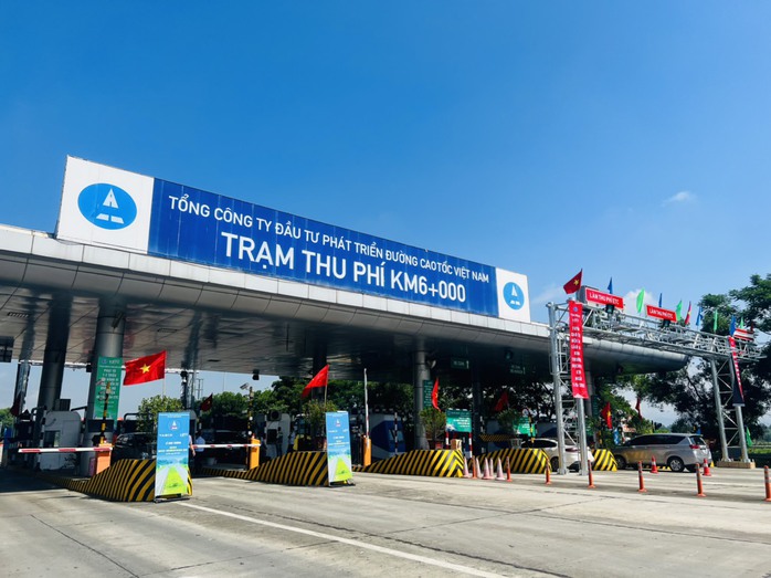 Ngày đầu cao tốc Nội Bài-Lào Cai chỉ thu phí không dừng, nhiều xe không đủ tiền trong tài khoản - Ảnh 1.