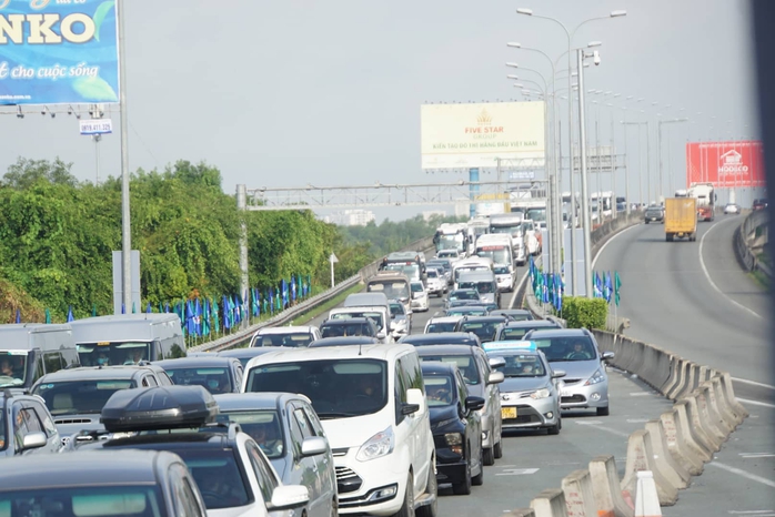 Ngày đầu thu phí không dừng ở cao tốc Long Thành- Dầu Giây: Đầu giờ ùn ứ, về sau thông thoáng - Ảnh 2.