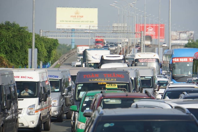 Ngày đầu thu phí không dừng ở cao tốc Long Thành- Dầu Giây: Đầu giờ ùn ứ, về sau thông thoáng - Ảnh 1.