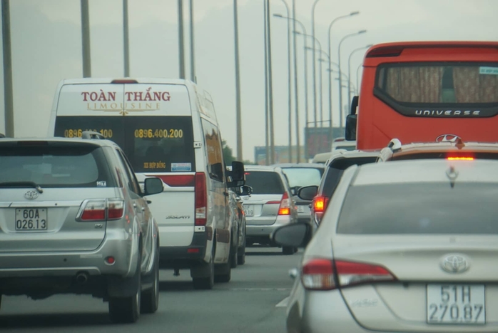 Ngày đầu thu phí không dừng ở cao tốc Long Thành- Dầu Giây: Đầu giờ ùn ứ, về sau thông thoáng - Ảnh 3.