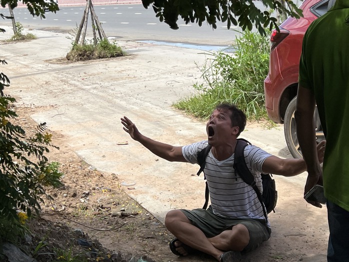 CLIP: Gây tai nạn xong, người đàn ông có hành động kỳ lạ - Ảnh 2.