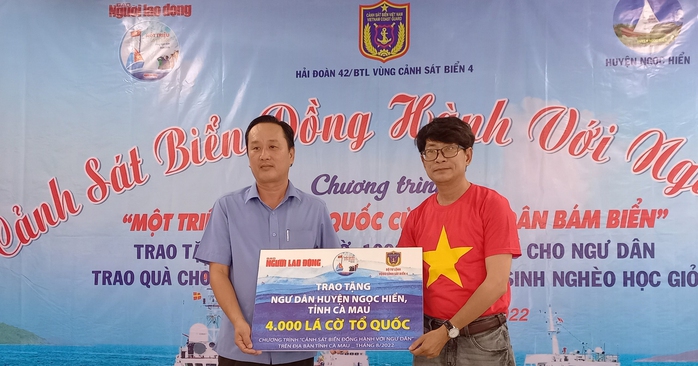 Trao 4.000 lá cờ Tổ quốc cho ngư dân ở Cà Mau - Ảnh 4.