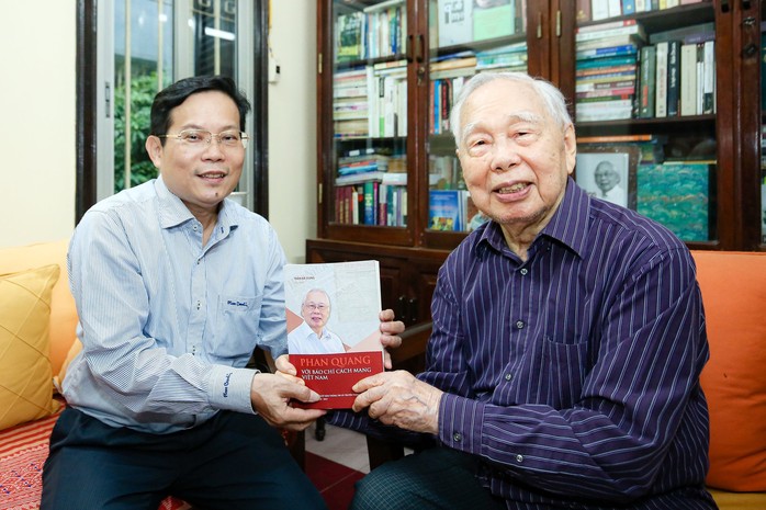 Mai vàng nhân ái thăm nhà báo lão thành Phan Quang và nhà thơ Phan Thị Thanh Nhàn - Ảnh 4.
