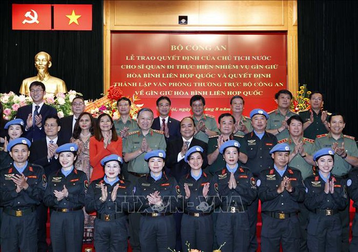 Chủ tịch nước Nguyễn Xuân Phúc trao Quyết định cho sĩ quan công an đi gìn giữ hòa bình - Ảnh 11.