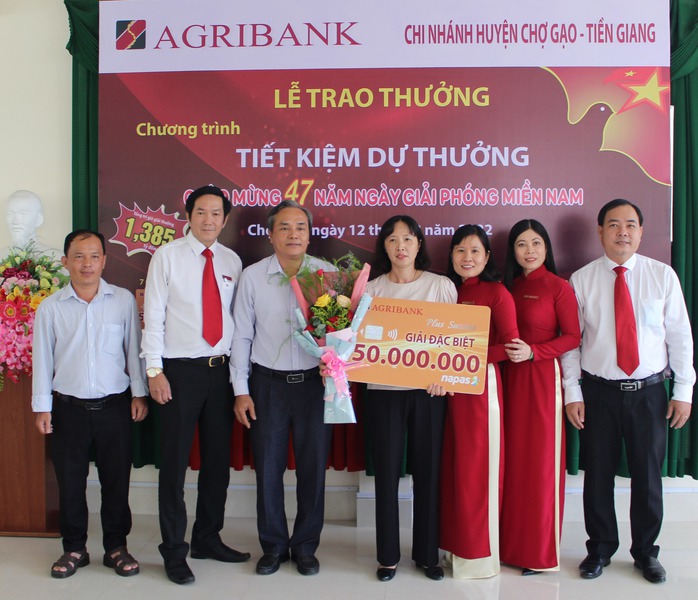Agribank Tiền Giang trao thưởng gần 1,4 tỉ đồng cho 997 khách hàng may mắn - Ảnh 1.