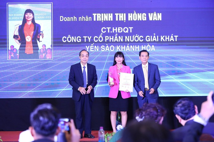 Nước giải khát Yến sào Khánh Hòa đạt top 10 thương hiệu tín nhiệm Châu Á - Ảnh 2.