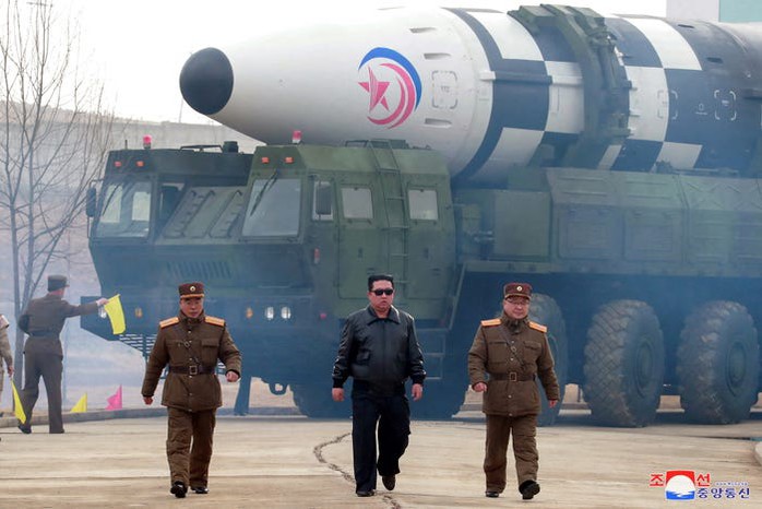 Tổng thống Hàn Quốc vừa chìa cành ô liu, Triều Tiên bắn liền 2 tên lửa - Ảnh 1.