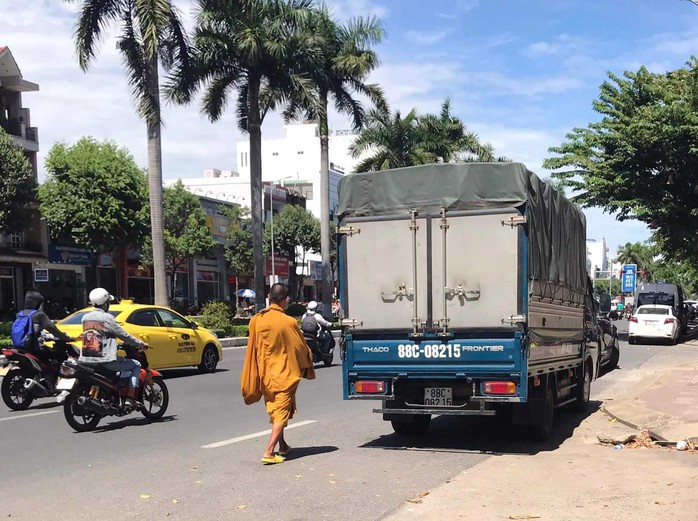 Giả nhà sư đi xin ăn, lập sổ sách nhận tiền từ nhà hảo tâm - Ảnh 1.