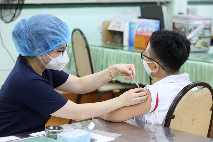 Khoảng 30% phụ huynh tại TP HCM còn sợ vắc-xin hết hạn, tác dụng phụ khi tiêm - Ảnh 2.