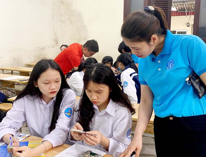 Quyết liệt tăng diện phủ BHYT - Ảnh 1. Quyết liệt tăng diện phủ BHYT - Ảnh 1.