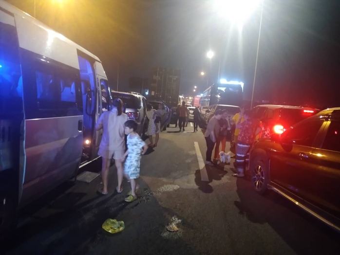 CLIP: Ô tô tông nhau trên cao tốc TP HCM- Long Thành- Dầu Giây, nhiều người bị thương - Ảnh 4.