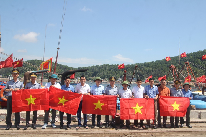 Trao 2.000 lá cờ Tổ quốc cho ngư dân Nghệ An - Ảnh 3.