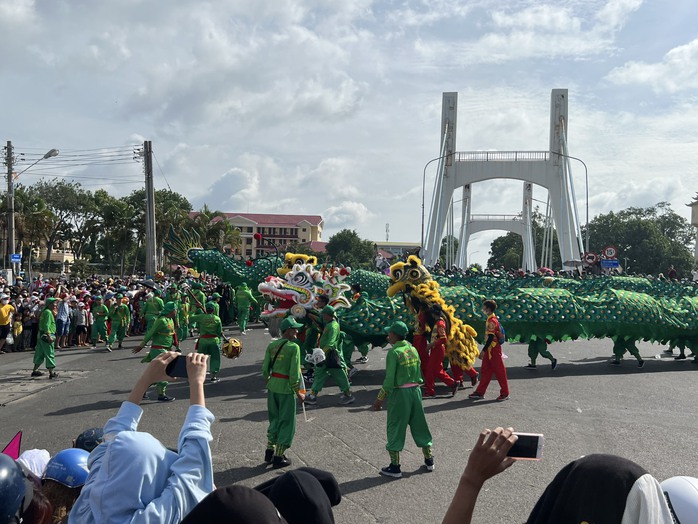 “Rồng xanh” dài 49 m diễu hành đường phố Phan Thiết - Ảnh 3.