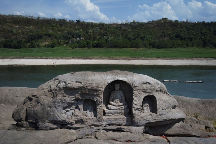 Hòn đảo chìm có 3 tượng Phật cổ hiện ra trên sông Dương Tử - Ảnh 2.