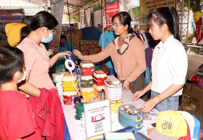 Nghĩa tình Phiên chợ phúc lợi Công đoàn - Ảnh 1.