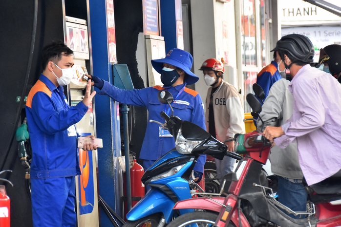 Giá xăng tăng nhẹ, giá dầu diesel tăng mạnh hơn 1.800 đồng/lít - Ảnh 1.