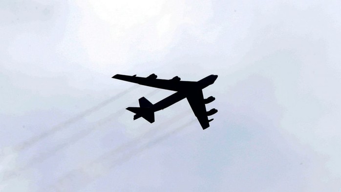 Mỹ điều B-52 bay qua loạt nước NATO cho dân… chụp hình - Ảnh 1.