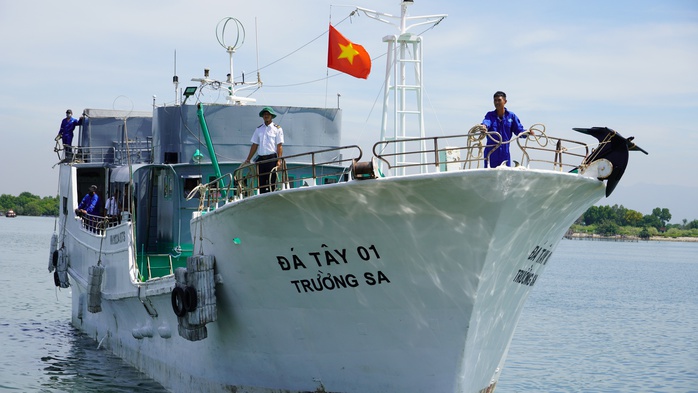 CLIP: Tàu cá Bình Định dần chìm xuống biển, kịp cứu 15 ngư dân - Ảnh 1.