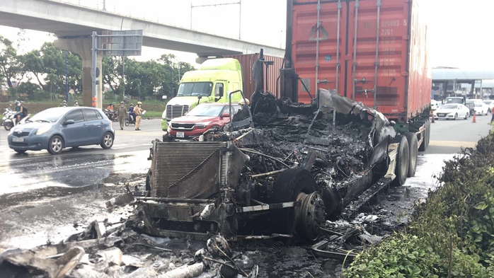 CLIP: Xe container cháy ngùn ngụt trên Xa lộ Hà Nội - Ảnh 4.