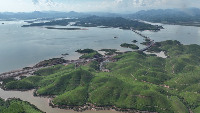 Vì sao cao tốc Hạ Long - Móng Cái dài 176 km hiện chưa có cây xăng, trạm dừng nghỉ? - Ảnh 2.