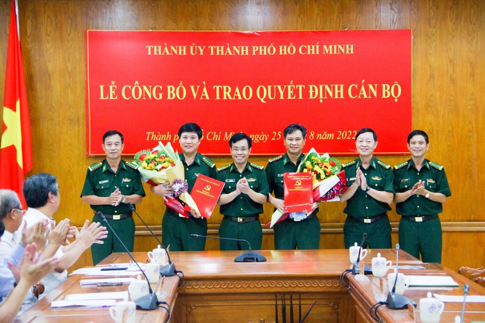 Trao Quyết định Phó Bí thư Đảng ủy cho Chỉ huy trưởng Bộ đội Biên phòng TP HCM - Ảnh 2.