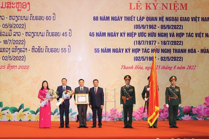 Lào trao tặng nguyên Bí thư Thanh Hóa Trịnh Văn Chiến Huân chương Lao động - Ảnh 1.