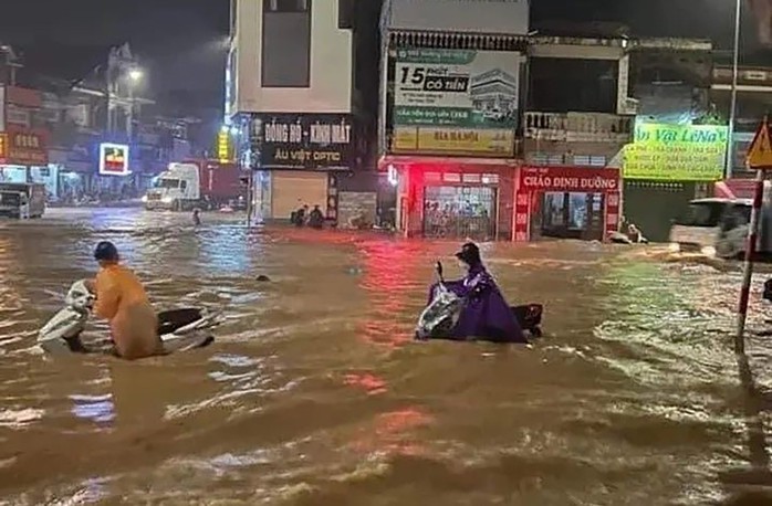 Quảng Ninh nhiều nơi ngập sâu do mưa lớn trong bão số 3 - Ảnh 1.