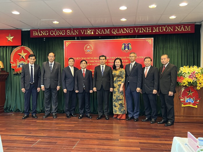 Viện trưởng VKSND Tối cao Lào thăm VKSND TP HCM - Ảnh 1.
