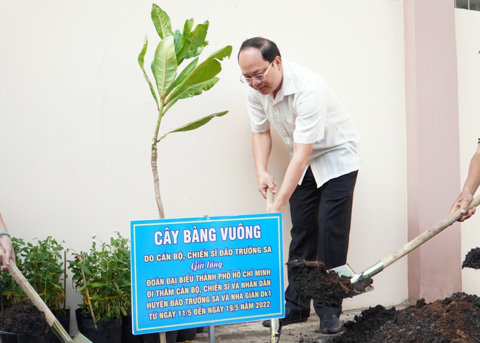 Ông Nguyễn Hồ Hải trồng 2 cây Bàng Vuông tại trường học ở quận 5 - Ảnh 2.