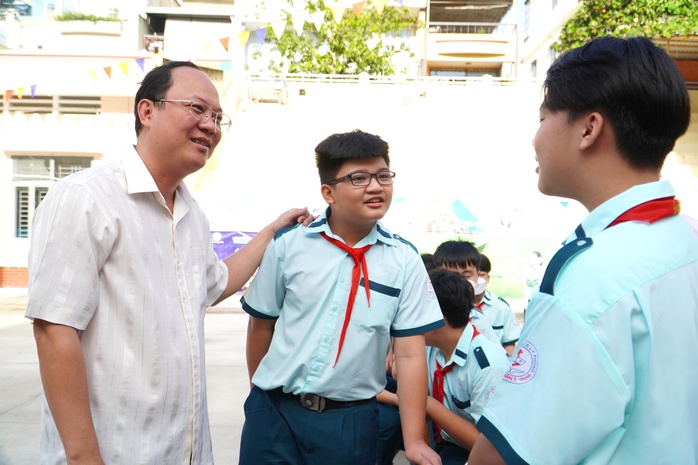 Ông Nguyễn Hồ Hải trồng 2 cây Bàng Vuông tại trường học ở quận 5 - Ảnh 4.